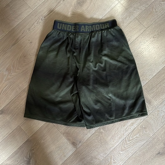 Men’s medium Under Armour athletics shorts - Picture 2 of 3